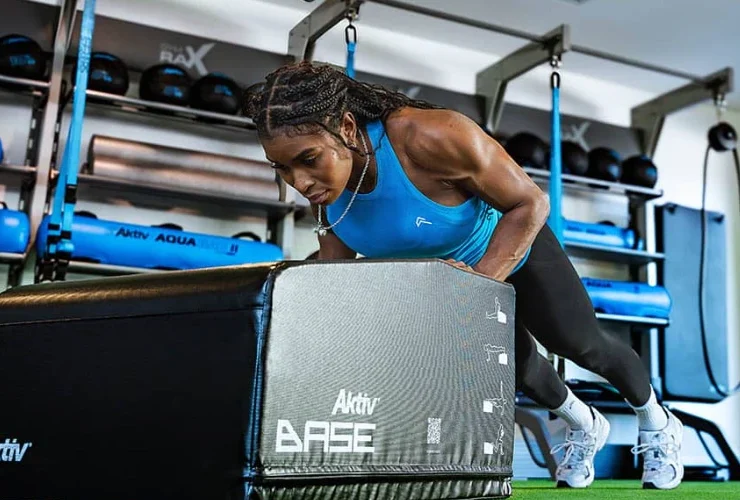 Black woman working out on Aktiv BASE